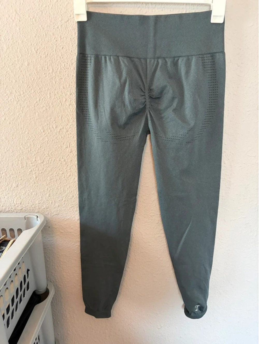 Gymshark grey vital seamless scrunch leggings size XL. Like new - Picture 3 of 4